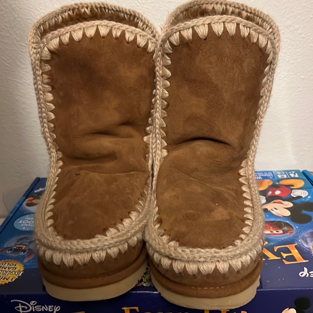 Euc mou worn twice size 8 or euro 39 PRICE FIRM🥰